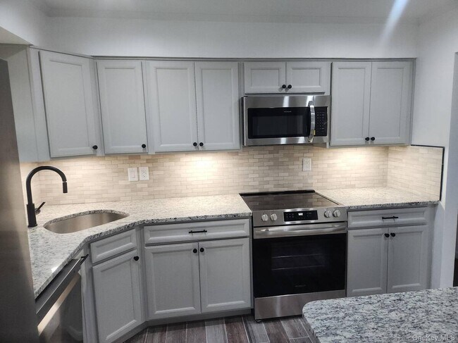 Photo - 147 Connetquot Rd