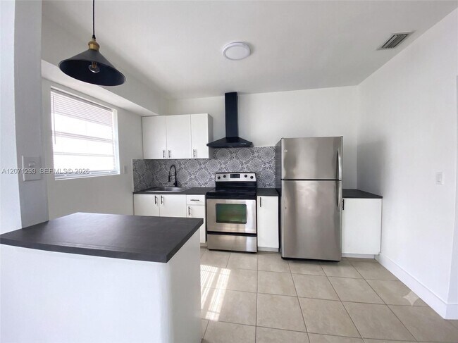 Building Photo - 120 NE 55th St Unit 2