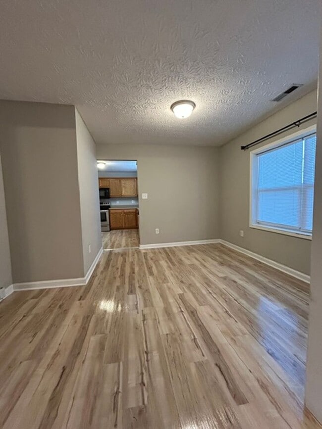 Photo - 845 Nutwood St