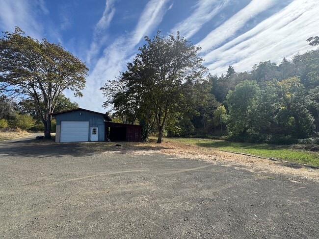 301 Yew Ln