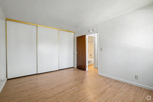 2BR, 1BA - 850SF - Primary Bedroom