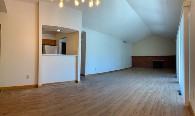 Building Photo - 1152 Unit 1226