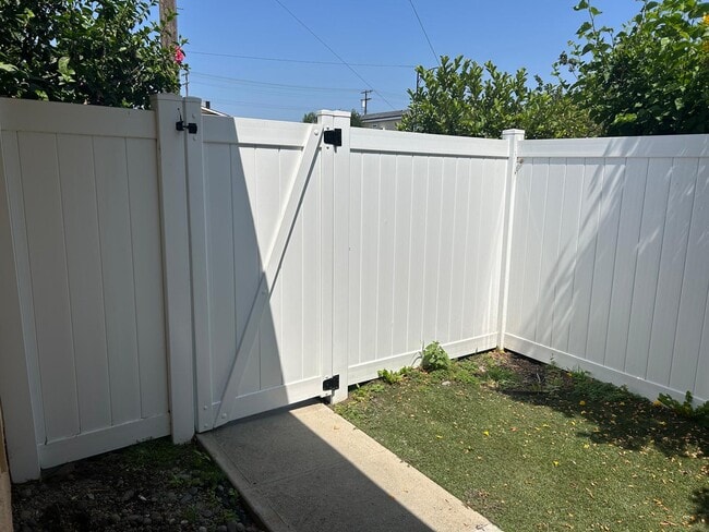 Photo - 1426 N Hollywood Way