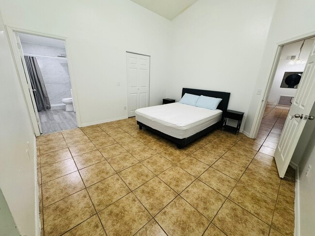 Private Master room - 536 Cheshire Way Unit 1