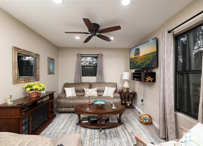 Photo - 103 Rio Grande Dr