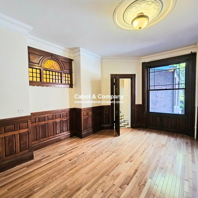 Building Photo - 293 Newbury St Unit 2A