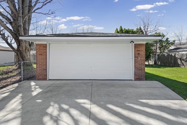 Photo - 22055 Elmwood Ave