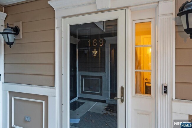 Photo - 169 Price 169 Unit 169