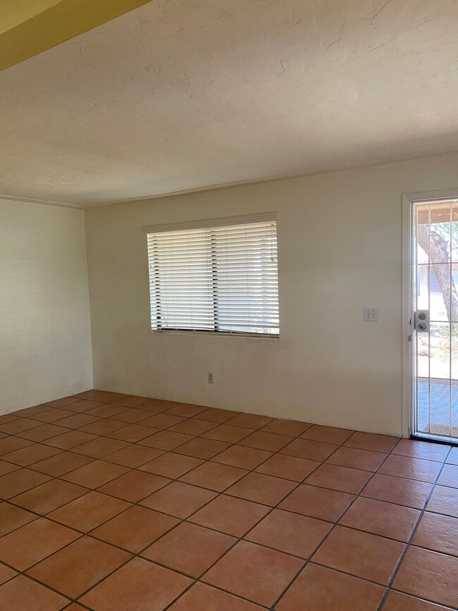 Photo - 1002 E Simmons St