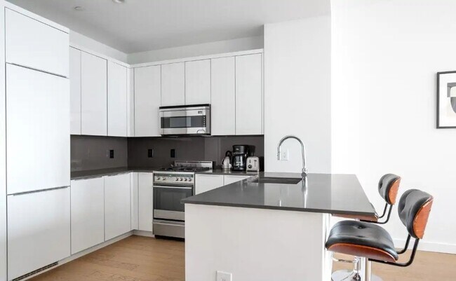 180 John St Unit 2415