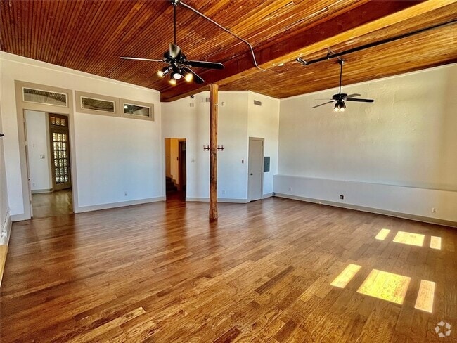 Building Photo - 117 S Elm St Rental