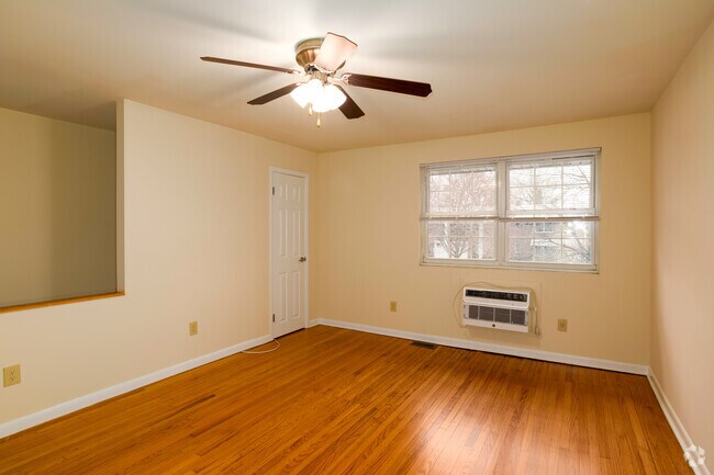 2BR, 1BA - 784SF - Living Room