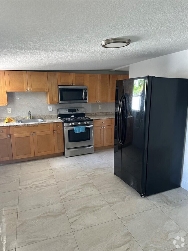 Building Photo - 2250 NW 103rd St Unit C Rental