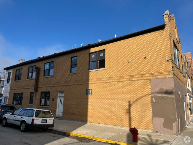 Building Photo - 846 N Ashland Ave Unit Rear Rental