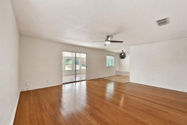 8411 Romney Rd