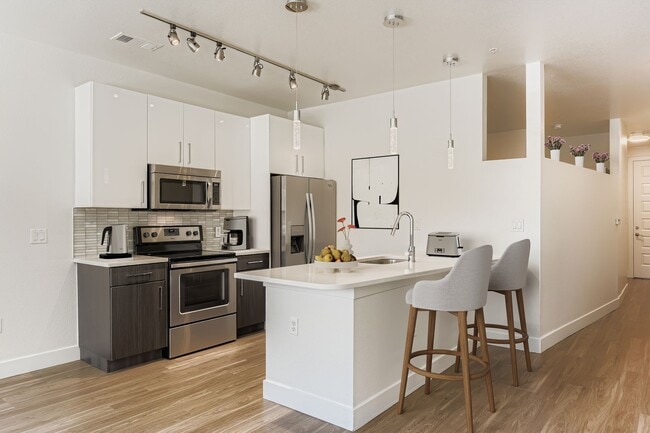 Plano A3: Cocina moderna con electrodomésticos de acero inoxidable.