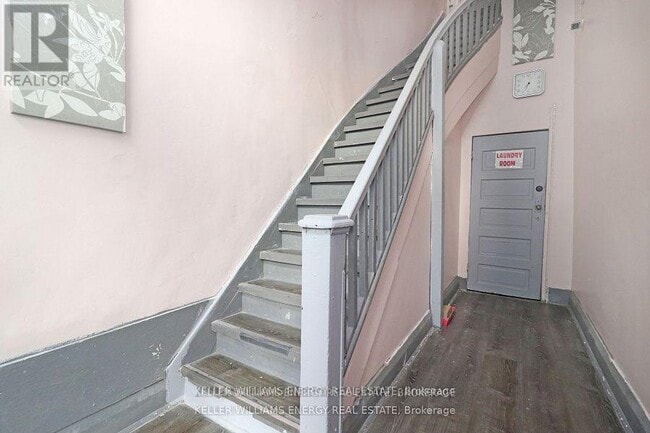 Photo - 84 Simcoe St N