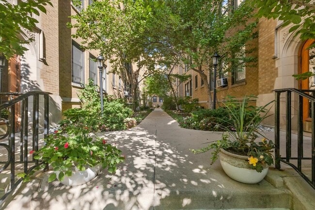 Photo - 630 W Waveland Ave