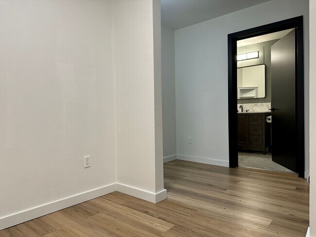 Photo - Updated 1 bedroom + Den! Parking included!... Unidad 408