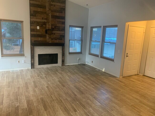 Photo - 3832 S Fraser St