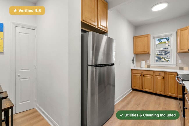 Photo - RoostUp Furnished Private Bedroom in Jamai...