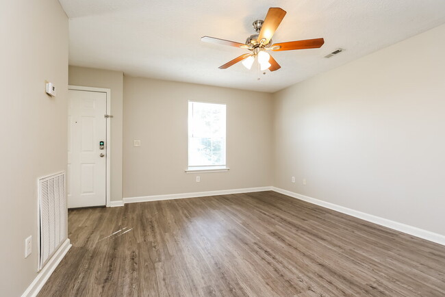 Photo - 1204 Smalls Ct