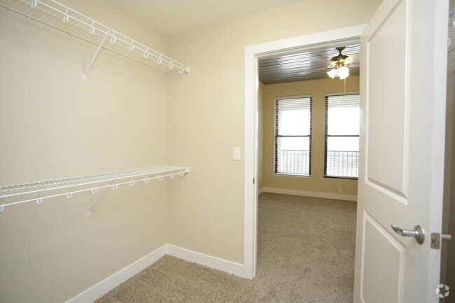 2BR, 2BA - The Woodford/1055 SF
