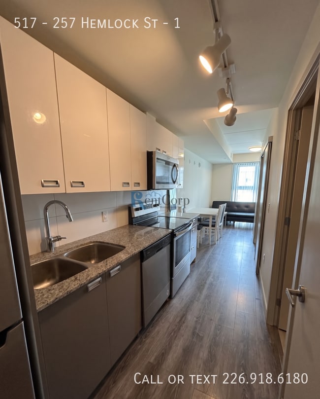 Photo - 257-257 Hemlock St