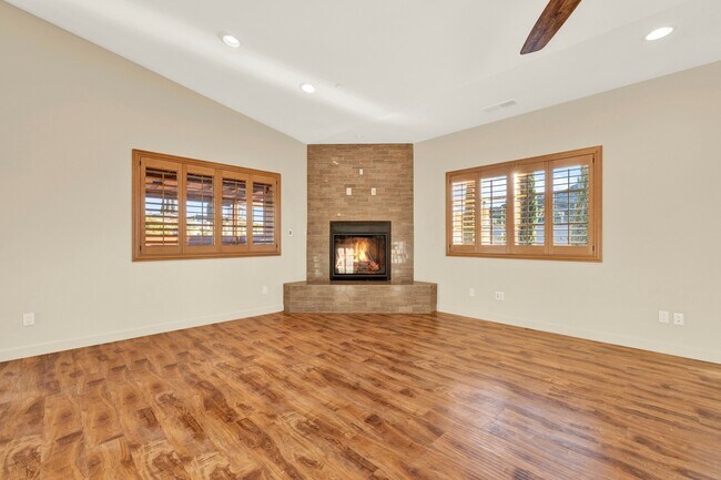 Photo - Large 4 bedroom 4.5 Bathroom Single Family House on Large Lot