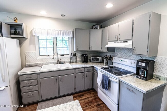 Photo - 297 W Circular St