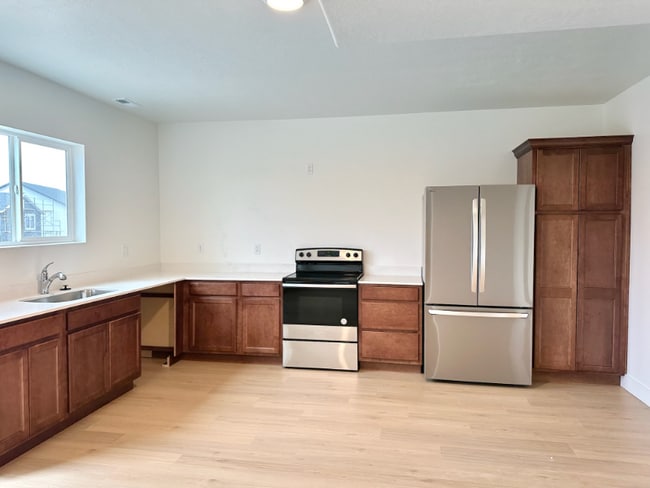 Photo - 682 Benedict Dr