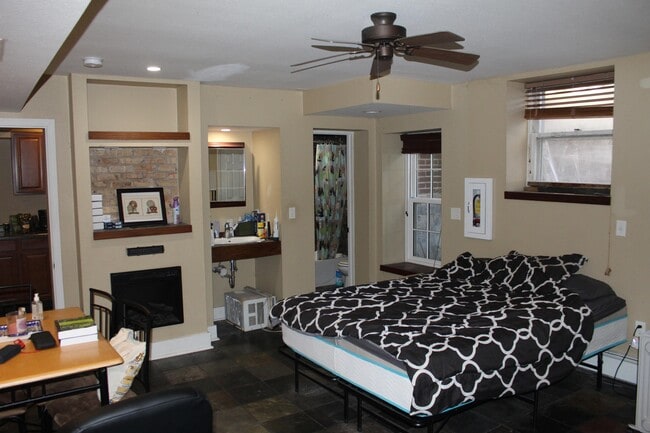 Building Photo - 932 E College St