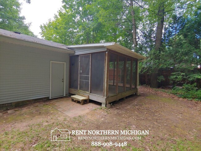 Photo - 2 bed home in Interlochen!! SHOWINGS DAILY 9:00AM - 4:30PM