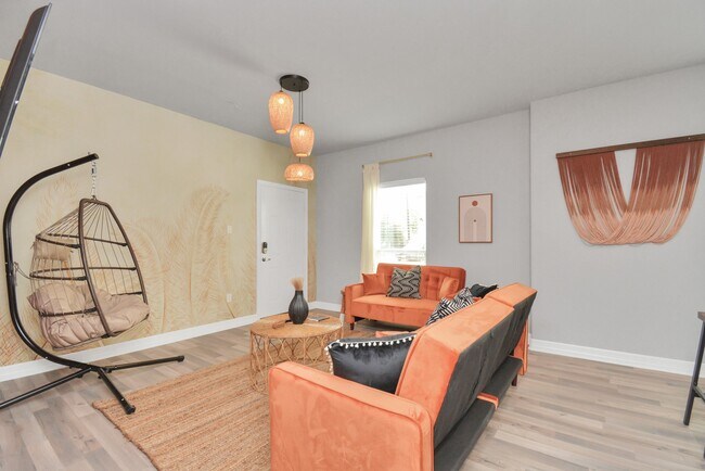 Photo - 7823 Gladstone St Unidad B1