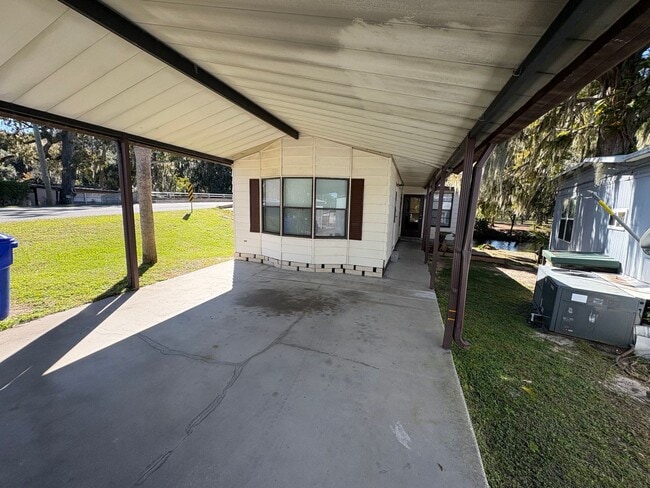 Building Photo - Tavares 1 Bed 1 Bath Waterfront Mobile Home Unit 8