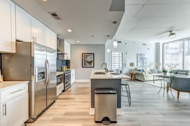 Building Photo - 950 W Peachtree St NW Unit 1504