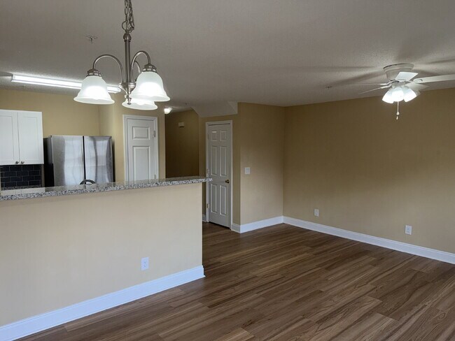 Photo - "Charming 3-Bedroom Townhouse in Crestview with Granite Countertops & 2.5 Baths!"