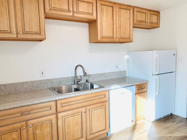Photo - BLOCKS TO THE BAY! 2BD/1BA APARTMENT IN PACIFIC BEACH! Only $2,595mo! Unit 1954 1/2 Oliver Avenue
