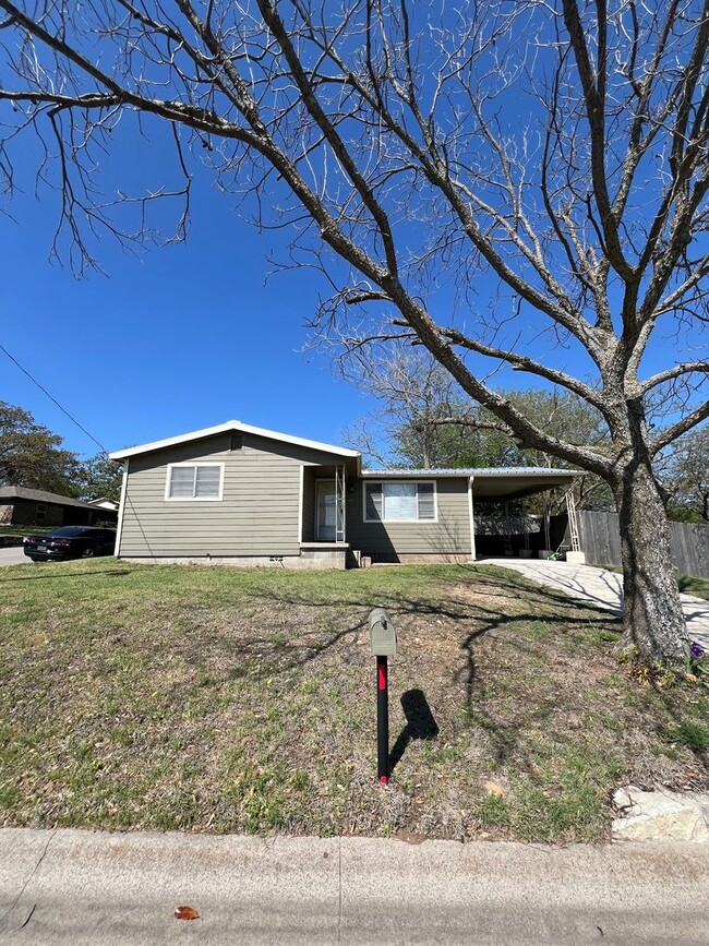 Photo - 1106 Foster Ln
