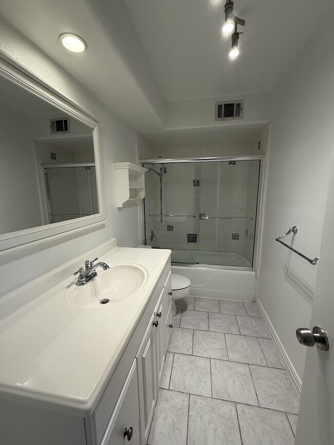 Photo - BEAUTIFUL HOME. UTILITIES INCLUDED!!!! Unit 227F