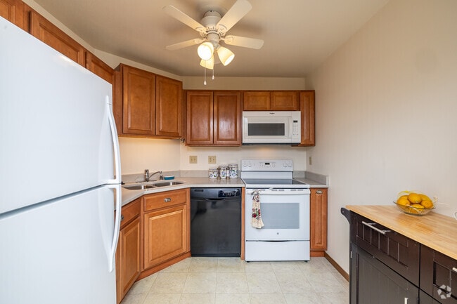 2BR, 2BA - 1,025SF - Kitchen