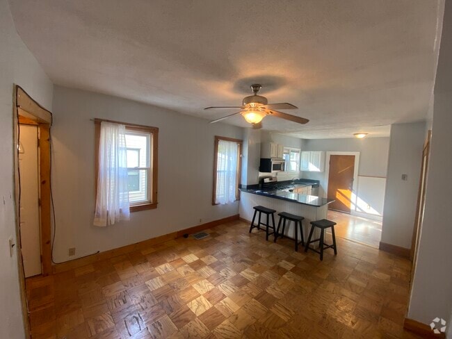 Building Photo - 13 Andrew St Unit 1 Rental