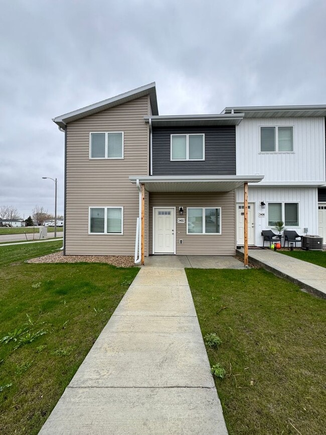 Building Photo - Townhome 2 Blocks from Legacy High School!