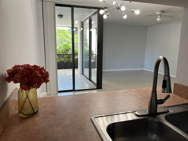 Building Photo - 1915 Lavers Cir Unit Lavers