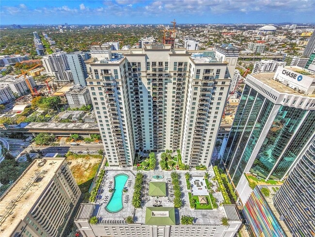 Building Photo - 999 SW 1st Ave Unit UPH12