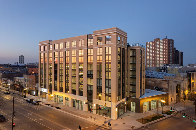 Building Photo - Platform 4611 Uptown Chicago Rental