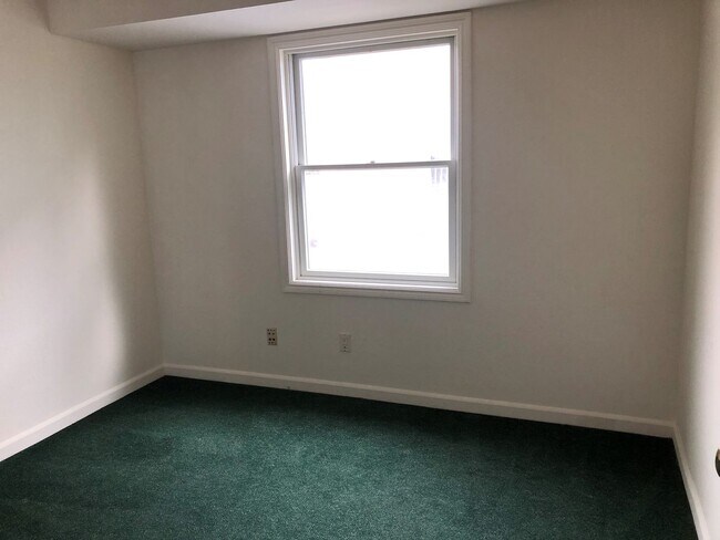 Photo - COMING SOON-Spacious 5bdr/3bath units available for a lease ending May 30. Building is located at... Unit D