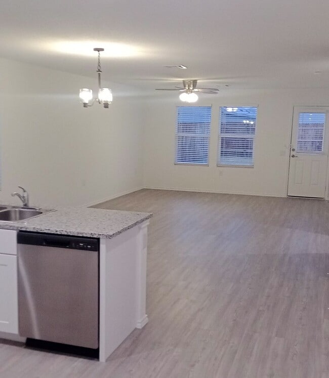 Photo - Spacious 4 Bed / 2.5 Bath Home