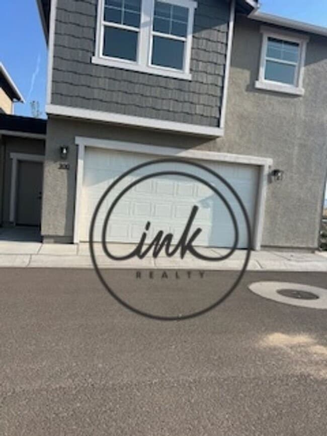 Building Photo - New Townhouses in Gardnerville