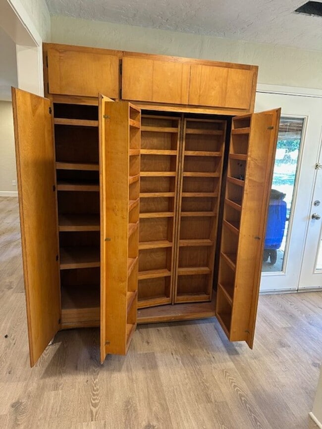 Photo - 4/2/1  LISD Fenced yard and pet friednly